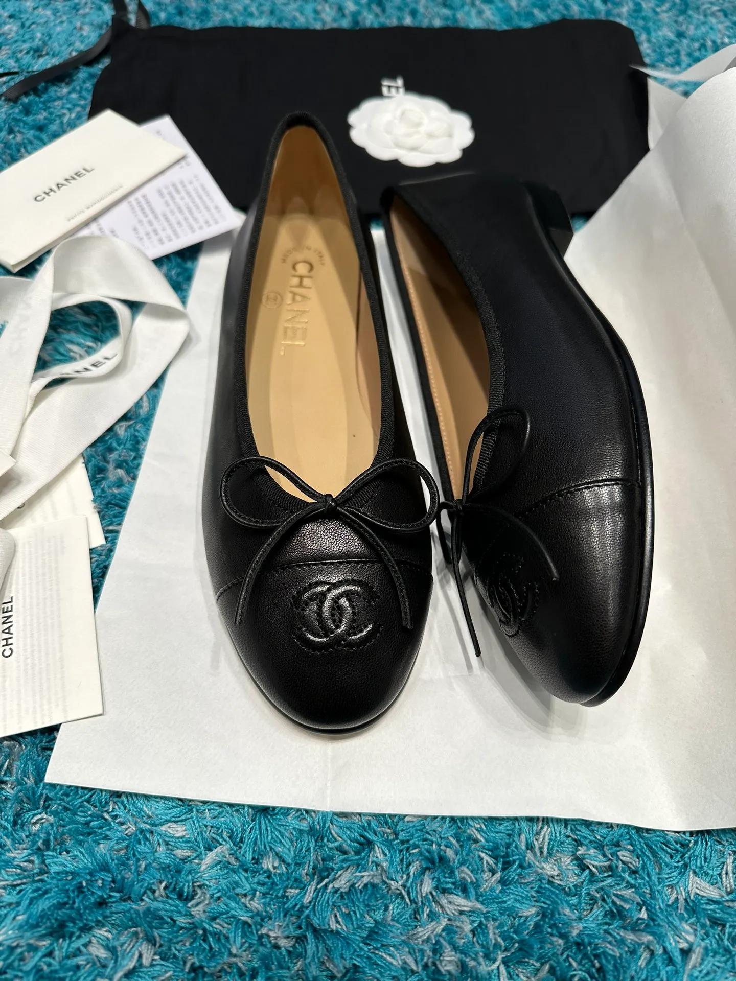 👟👟Ex-factory price 440👟👟 Chanel has been upgrading Chanel shoes ~ 2021ss top version HK overseas purchasing original cut at 1:1 Chanel Chanel Eternal Classic Bow Round Toe Ballet Shoes There are not many good quality, truly no pressure to enter and exit the counter. Regardless of the last type, leather material selection, and manufacturing process, they are all genuine craftsmanship and very sophisticated. ◾️Fabric: Mixed sheepskin imported from Italy ◾️Lining: Imported sheepskin (sweat-absorbent and soft) ◾️Sole: Italian special A-grade genuine leather sole (not ordinary thin sole in the market) ◾️Size: 35-39 [34 40 41 42 43 customization is not returnable]